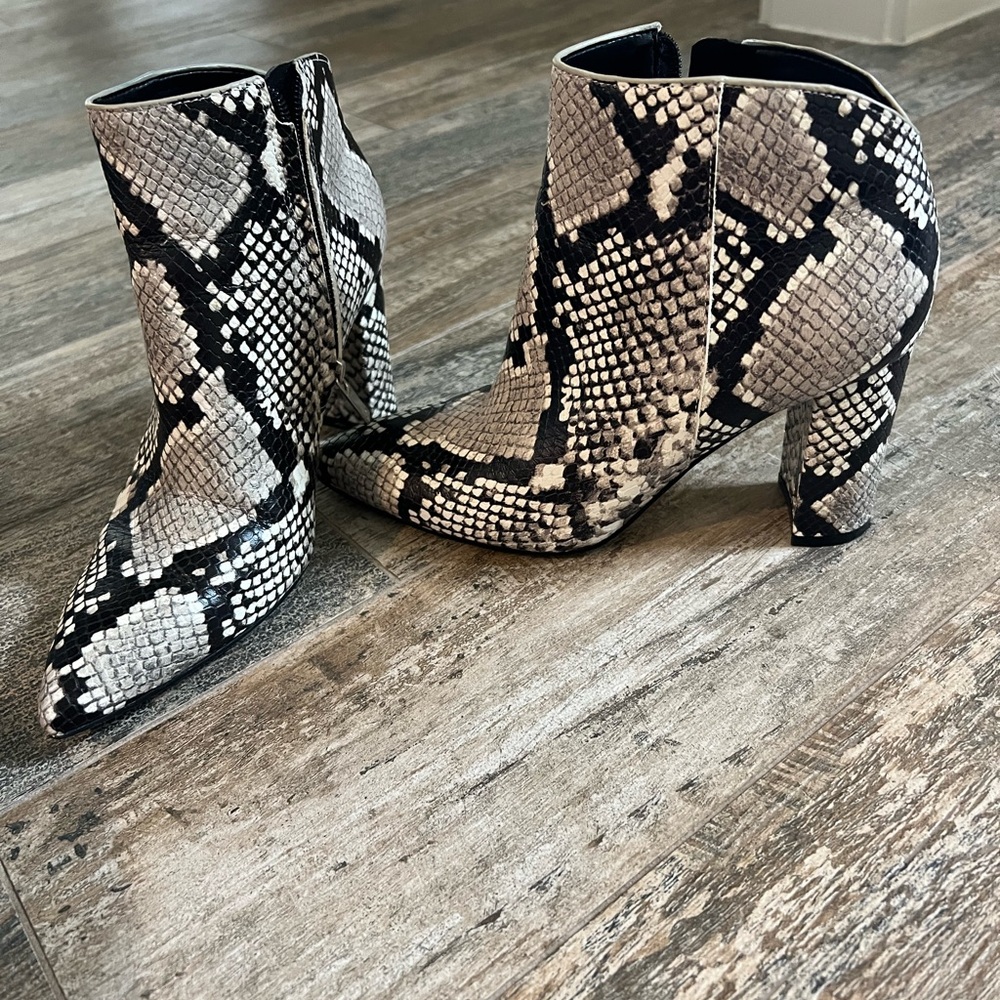 Marc Fisher Size 6 1/2 Snake Print Bootie